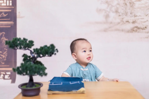 代怀生子好找吗宝宝咬手指甲怎么回事